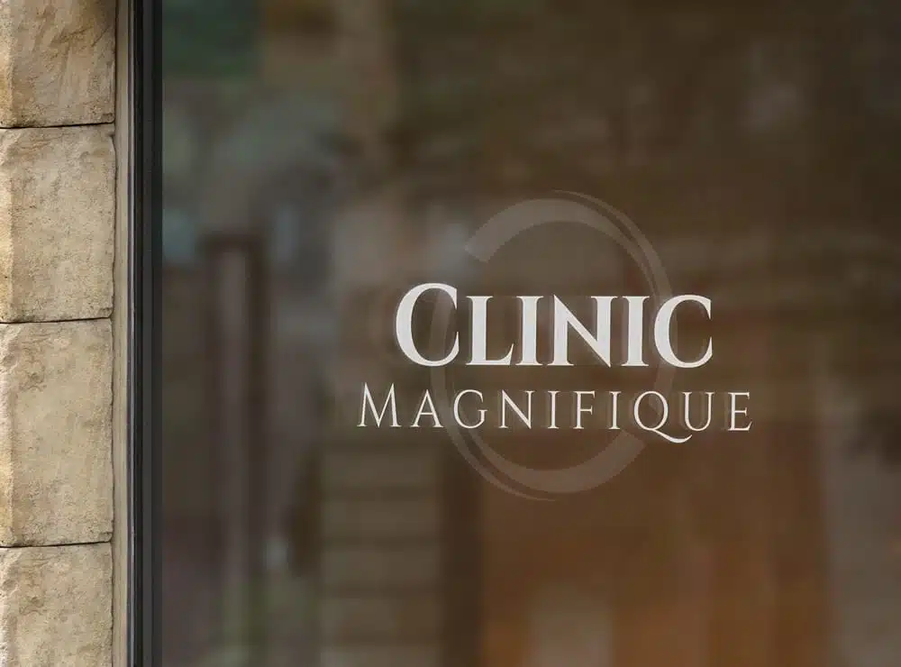 Mockup af logo på vinduet Clinic Magnifique