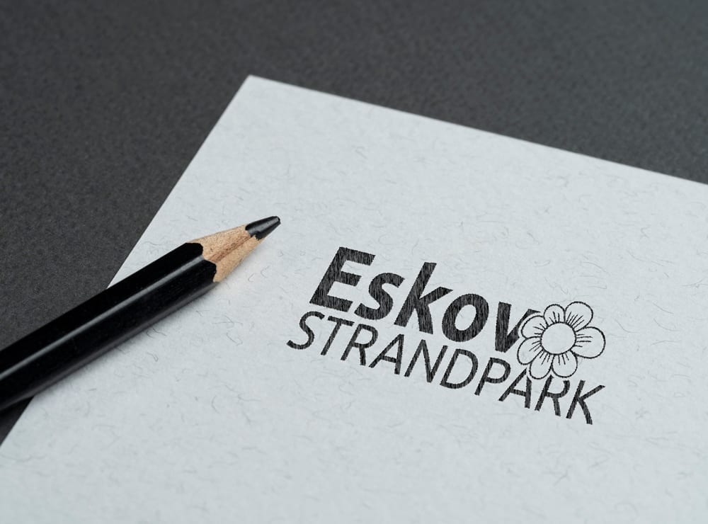 Mockup af Eskov Strandpark logo på papir
