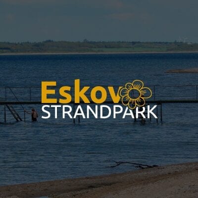 Eskov Strandpark logo på mørk baggrund