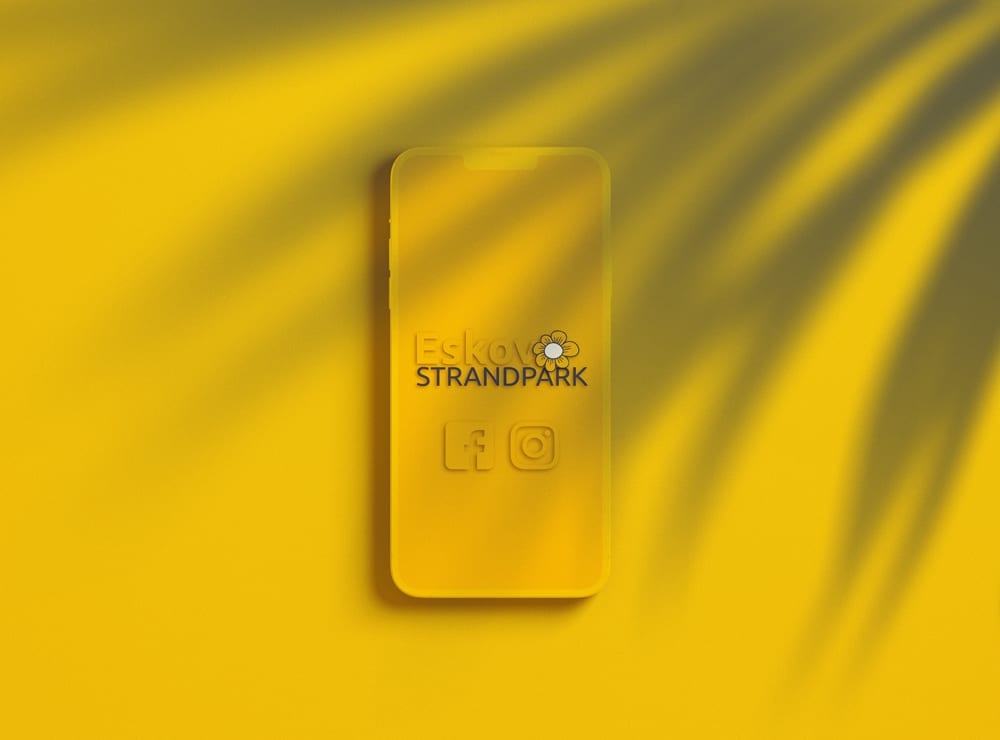 Mockup af Eskov Strandpark logo på mobil