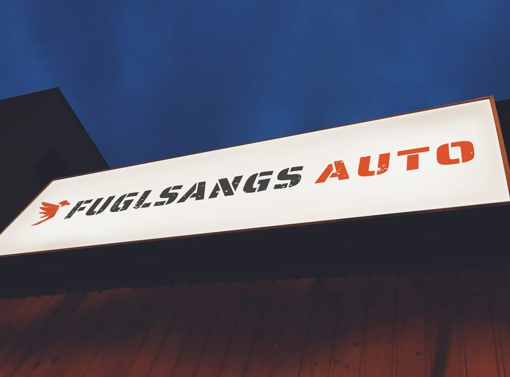 Mockup af skilt med Fuglsang Auto logo