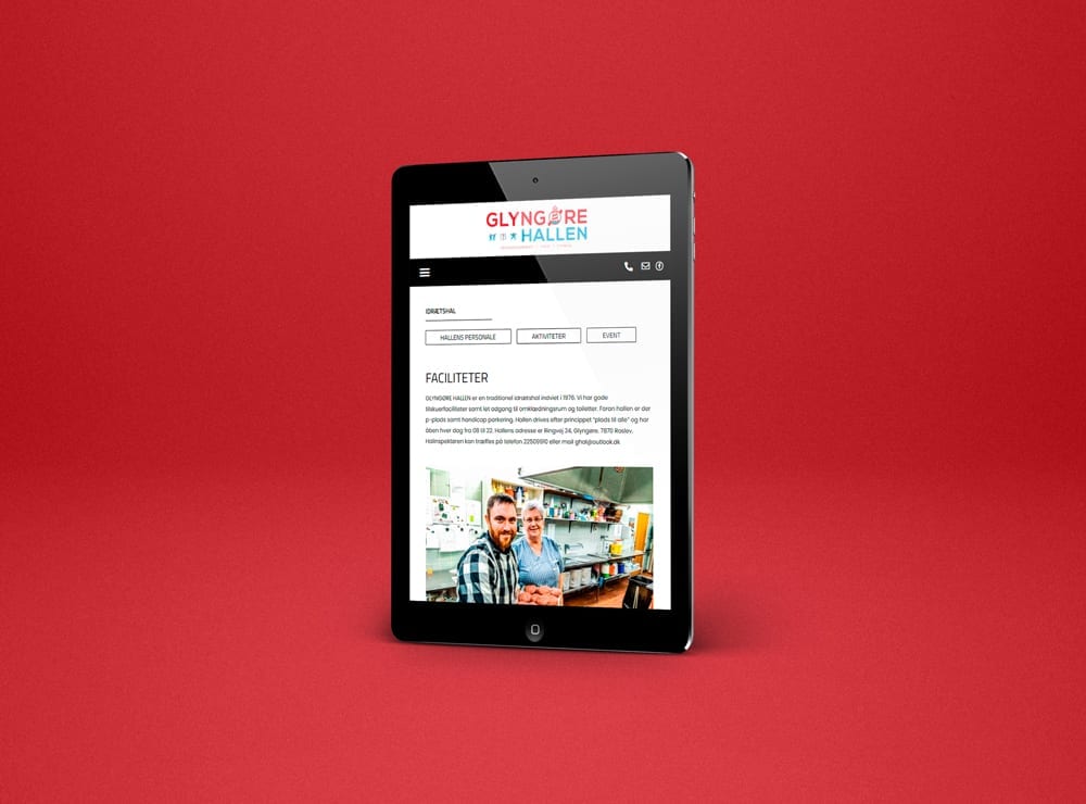 Mockup af tablet med Glyngøre hallens hjemmeside