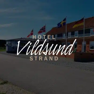 Hotel Vildsund strand logo på mørk baggrund