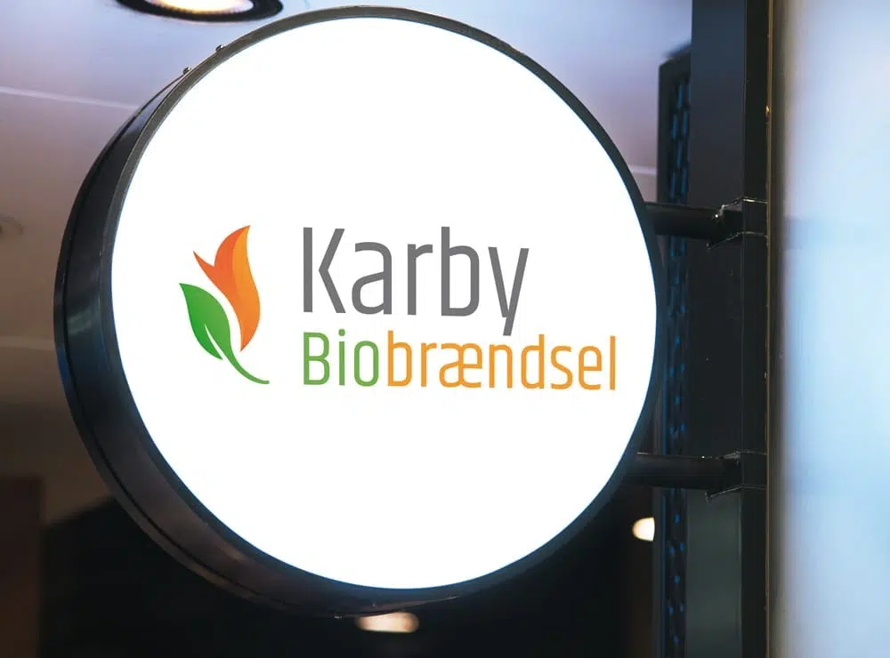 Karby Biobrændsel logo på skilt mockup