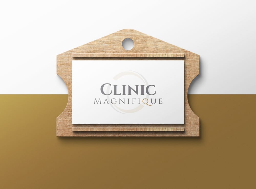 Mockup af logo til Clinic Magnifique