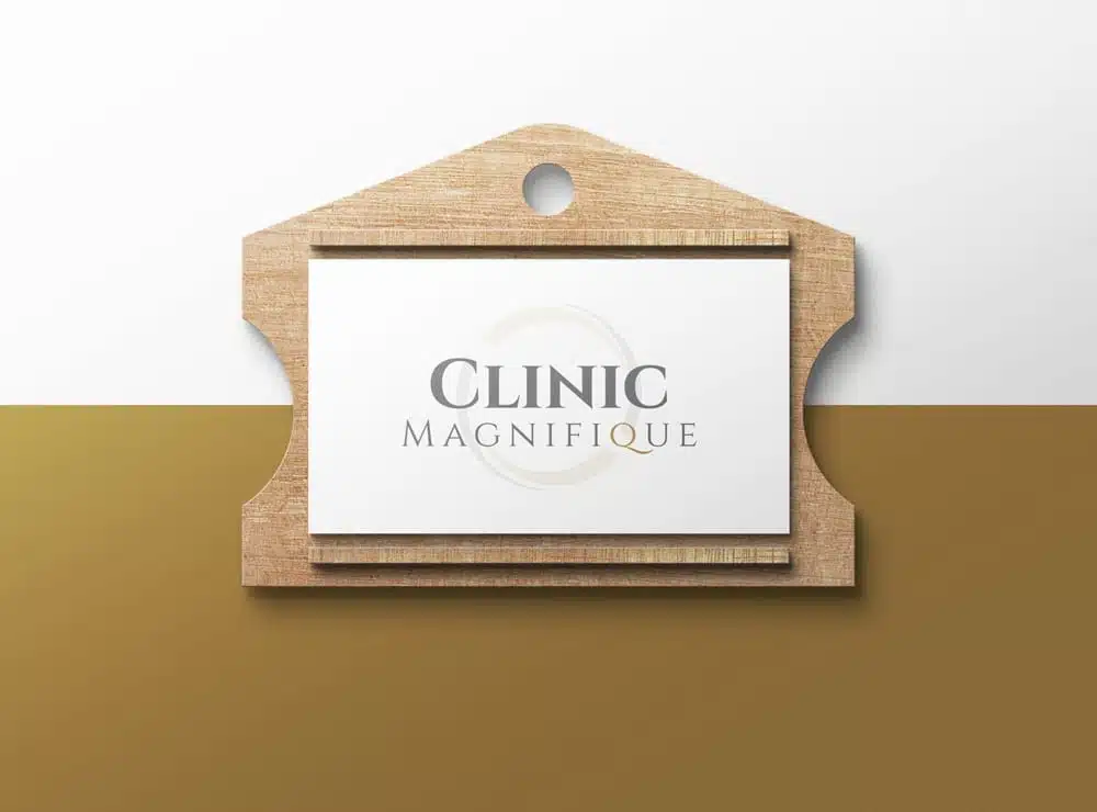 Mockup af logo til Clinic Magnifique