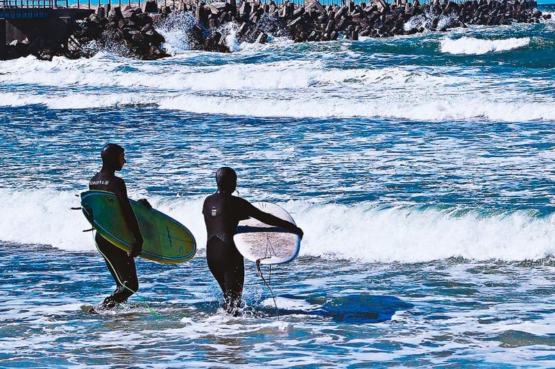 To med surfboard i vandet
