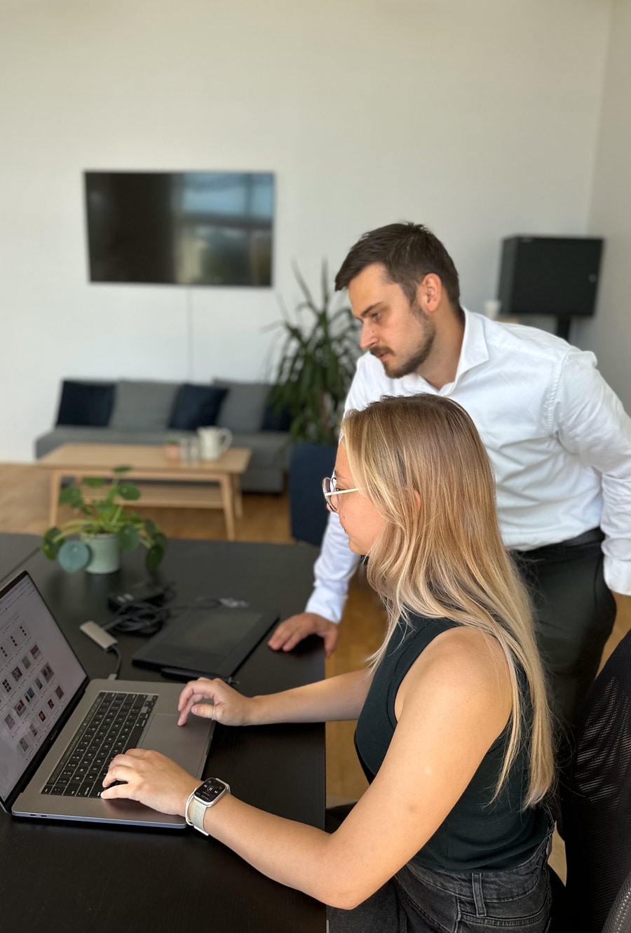 Kristian og Maria kigger på en simsoft løsning