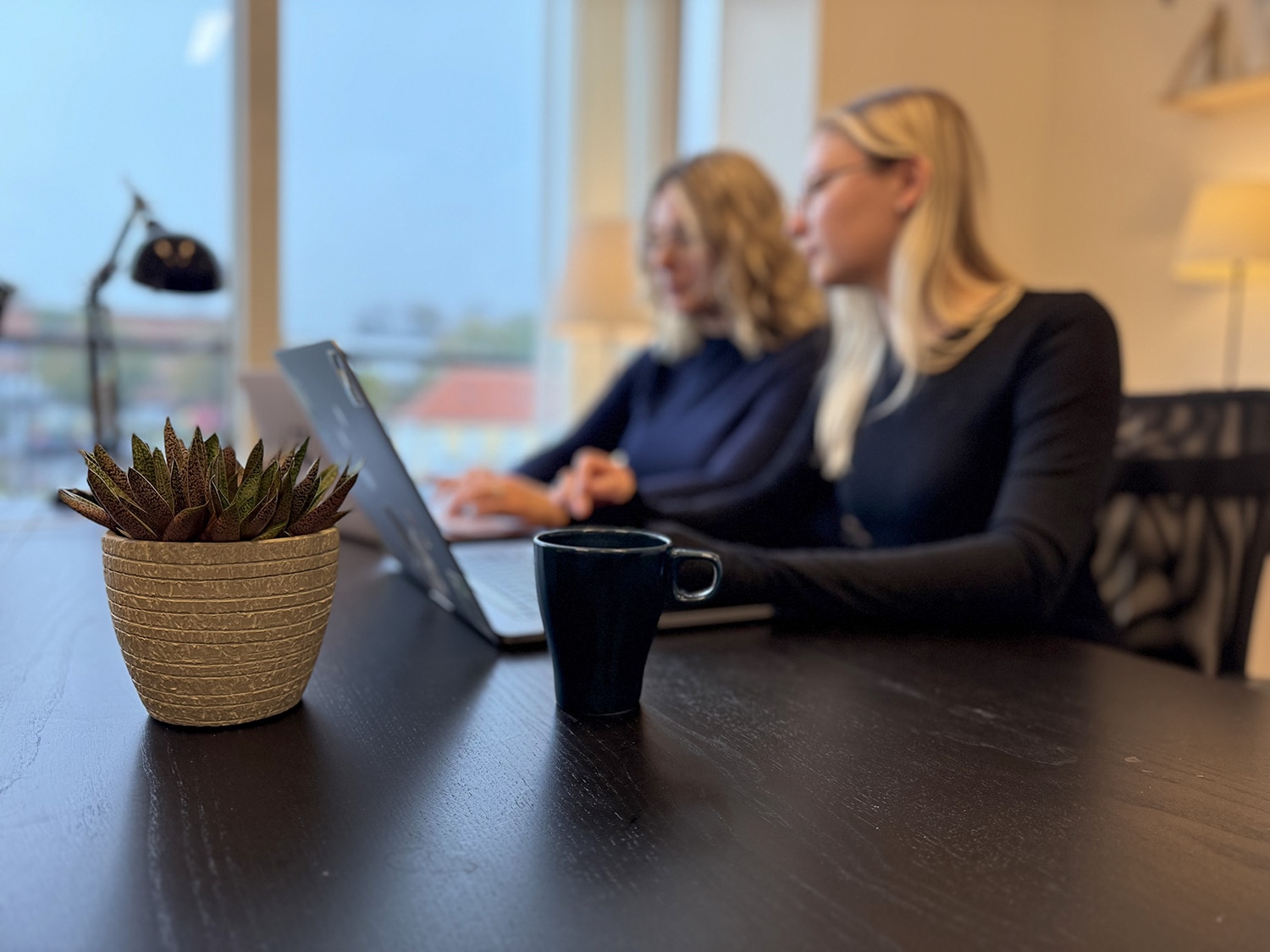 Alina og Mariia snakker om gdpr