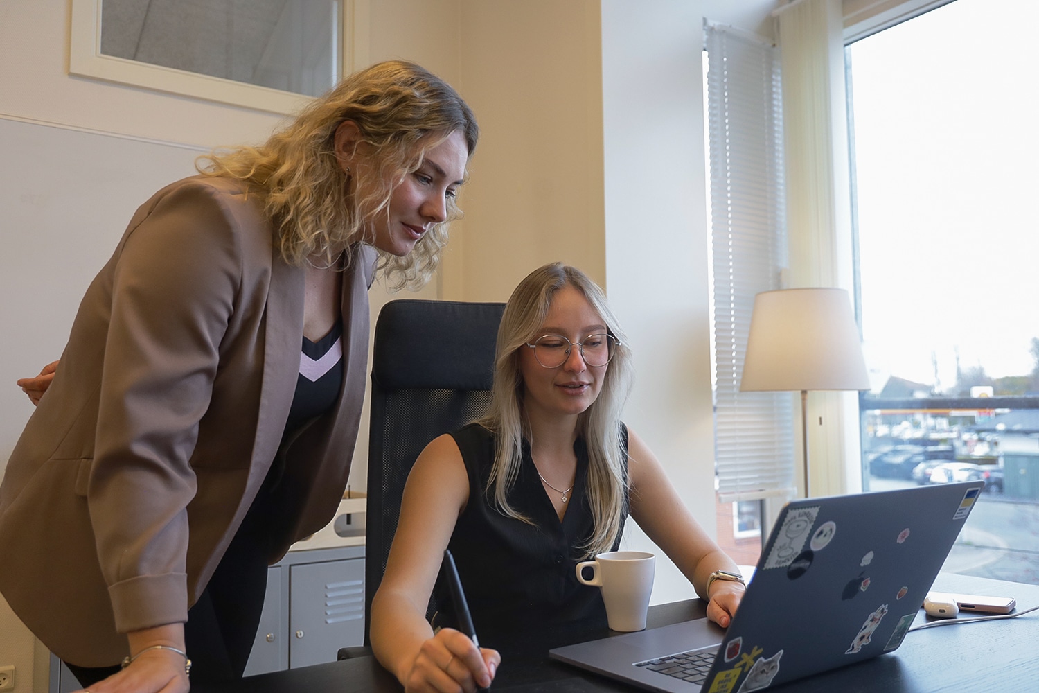 Alina sammen med Mariia hos Simsoft