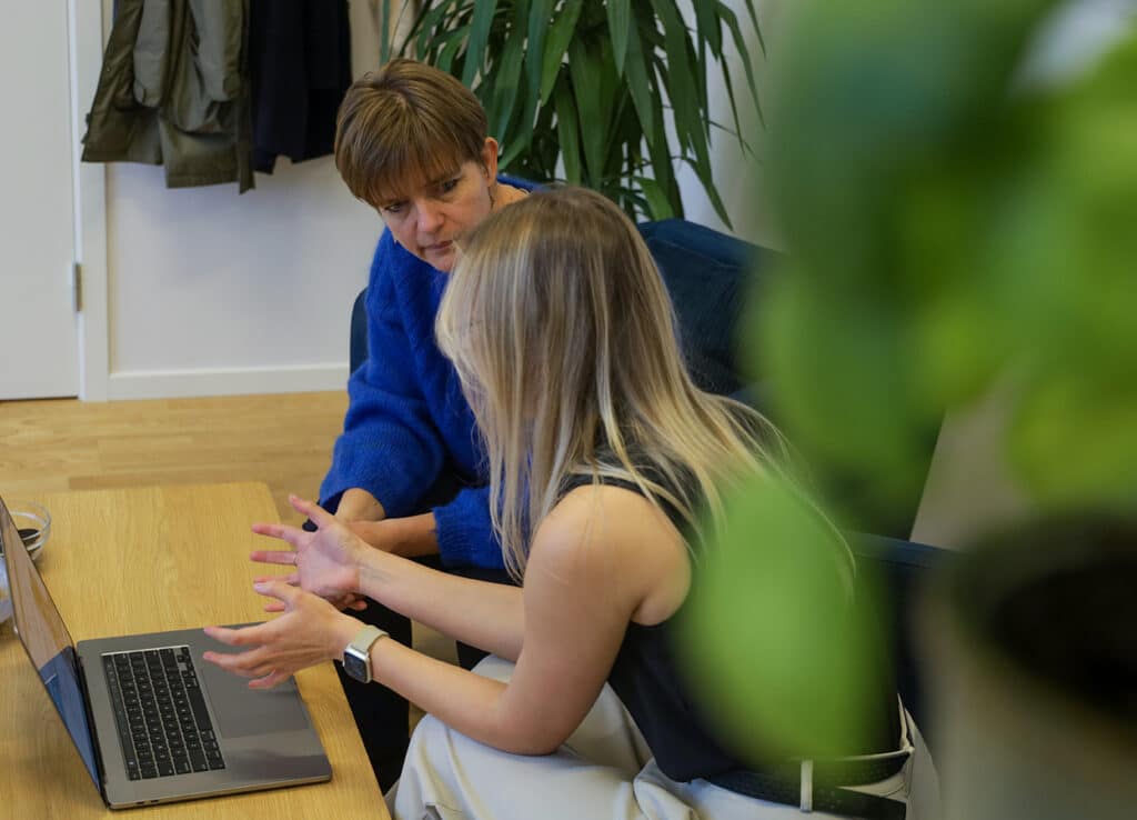 Mariia med kunder hos Simsoft
