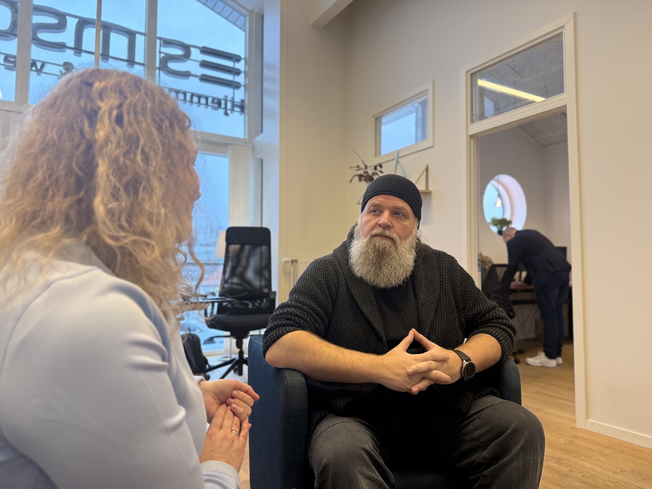 Alina og kunde snakker om GDPR