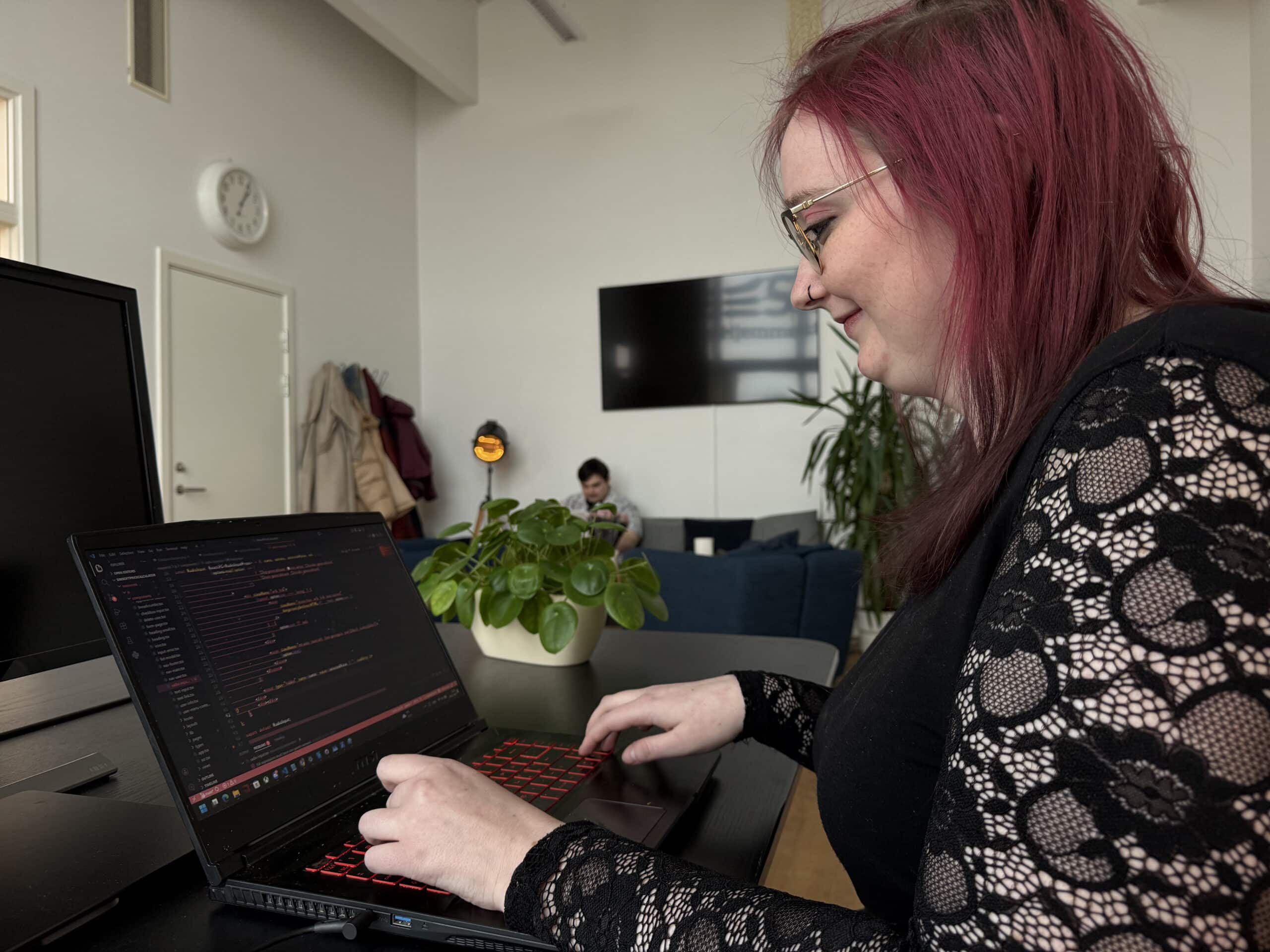 Pernille arbejder med en case